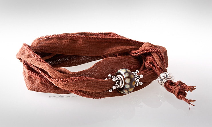 Indisches Seidenarmband braun mit Unikat Glas-Modulperle & Echtsilberschmuck 925. Indisches Seidenarmband braun mit Unikat Glas-Modulperle & Echtsilberschmuck 925.