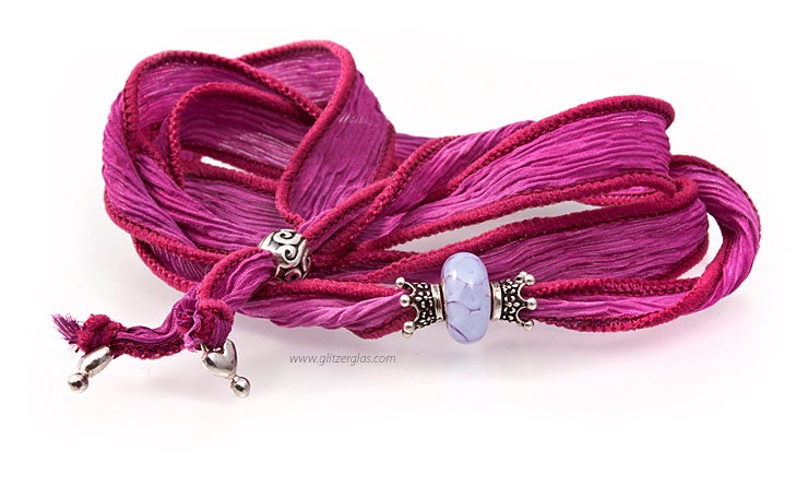 Indisches Seidenarmband in fuchsia mit Unikat Glas-Modulperle & Echtsilberschmuck 925.