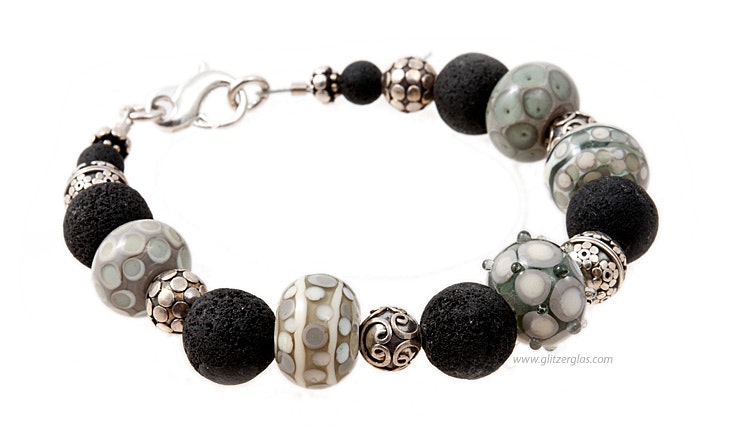 "gris de gris" Armband mit Glasperlen in grautönen kombiniert mit Lavaperlen und echt Silber925 (Länge kann angepasst werden) "gris de gris" Armband mit Glasperlen in grautönen kombiniert mit Lavaperlen und echt Silber925 (Länge kann angepasst werden)
