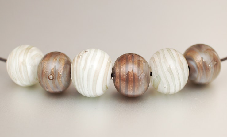 6 Glasperlen weiss/mysticgrau mit Aventurinreifen (verkauft/Zürich) 6 Glasperlen weiss/mysticgrau mit Aventurinreifen (verkauft/Zürich)