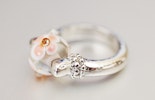 Sweet-Rosie Fingerring mit Muranoglas-Perle an Maya aus Basel Sweet-Rosie Fingerring mit Muranoglas-Perle an Maya aus Basel