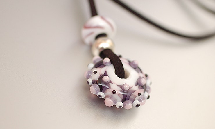 Halskette mit Murano-Glasperlen-Anhänger an Stoffbändel CHF 25.- Halskette mit Murano-Glasperlen-Anhänger an Stoffbändel CHF 25.-