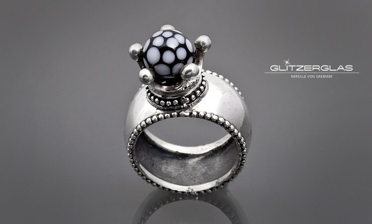Kronenring aus echtem Silber mit handgefertigter Perle Kronenring aus echtem Silber mit handgefertigter Perle