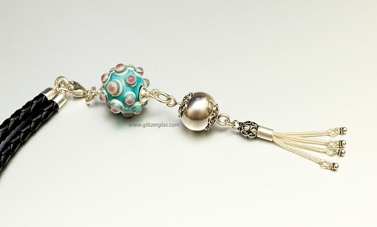 "Karabik"Anhänger mit Muranoglasperle & Silber925 mit geflochtenem Ziegenlederband 90cm lang und echt Silberendstücken(verkauft) "Karabik"Anhänger mit Muranoglasperle & Silber925 mit geflochtenem Ziegenlederband 90cm lang und echt Silberendstücken(verkauft)
