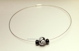 "Peacock" Halsreif mit schwarz/weisser Glasperle aus Vetrofond-Glas + 2 kleine Glasperlen in Schwarz "Peacock" Halsreif mit schwarz/weisser Glasperle aus Vetrofond-Glas + 2 kleine Glasperlen in Schwarz