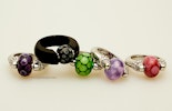 verschiedene Fingerringe mit Glasperlen in vielen Farbvariationen verschiedene Fingerringe mit Glasperlen in vielen Farbvariationen