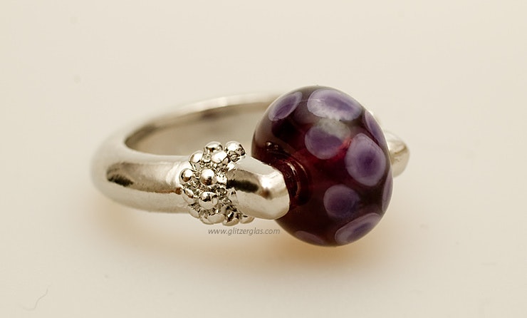 "Cassis" Fingerring aus mit schöner dunklen Violett/Lila Glasperle (verkauft Zürich)