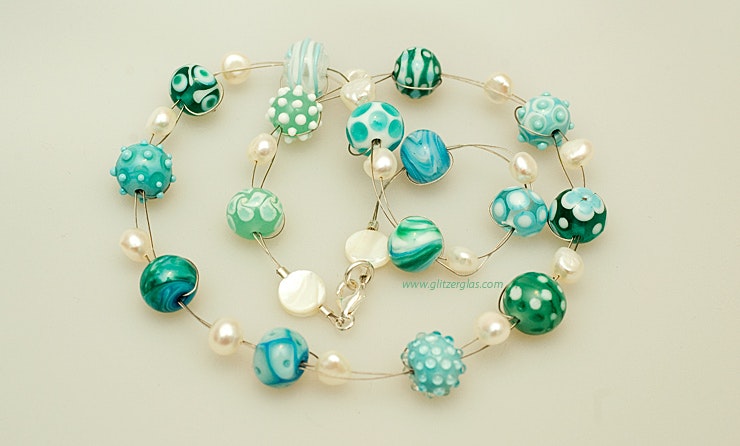 "Ko Samui" Halskette mit Glasperlen in Türkisfarben und Süsswasserperlen. CHF 140.- "Ko Samui" Halskette mit Glasperlen in Türkisfarben und Süsswasserperlen. CHF 140.-