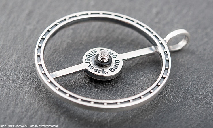 Schraubanhänger Castillo
28mm scheiben passend
silber 925/geschwärzt 69.-/Stk. Schraubanhänger Castillo
28mm scheiben passend
silber 925/geschwärzt 69.-/Stk.