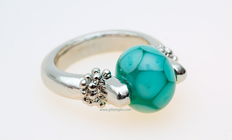 "Atoll" Glasperle an Fingerring. 
