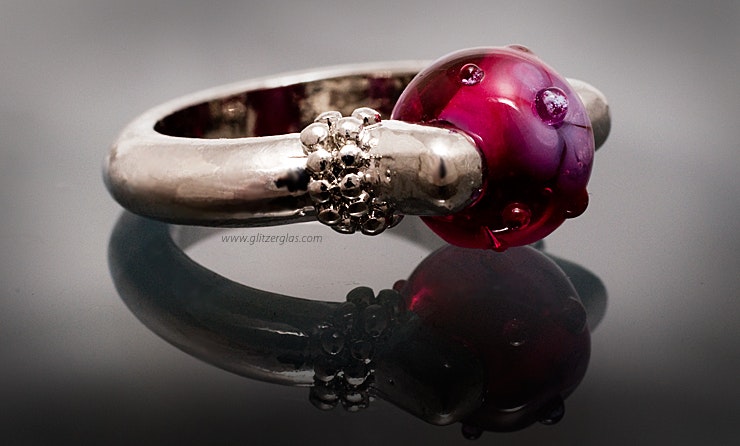 "Primel" Fingerring mit Bullseye-Glas Pink mit Blümchen "Primel" Fingerring mit Bullseye-Glas Pink mit Blümchen