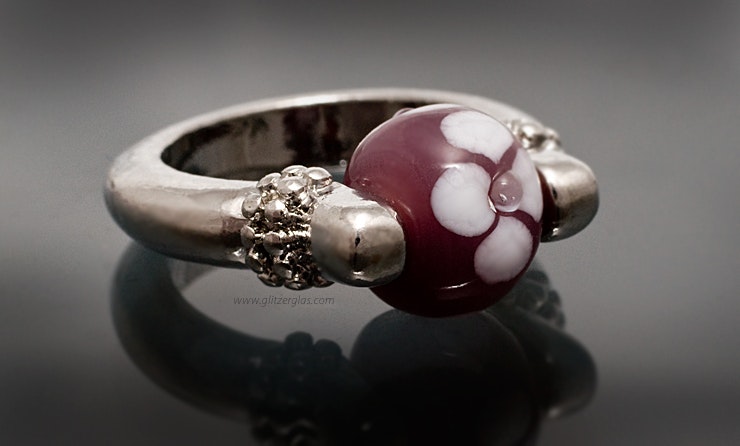 "Lilala"Fingerring mit Muranoglasperle in Lila mit weissen Blumen