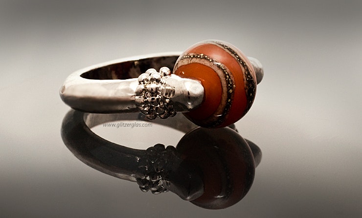 "Swirl" Fingerring mit rostroter Glasperle mit Silberfaden