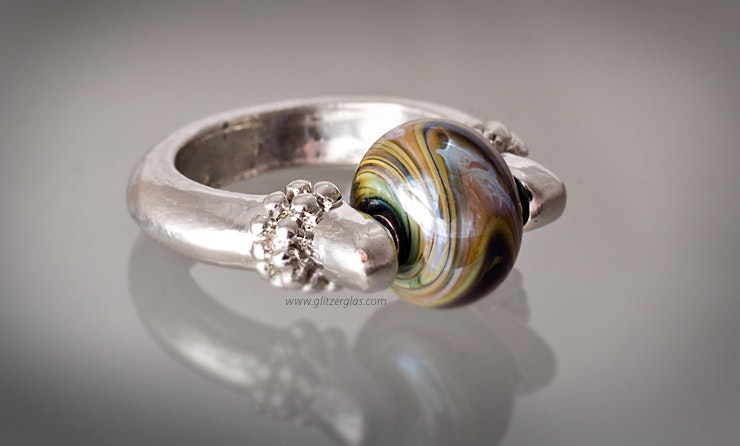 "Lifi" Fingerring mit Double-Helix Glas