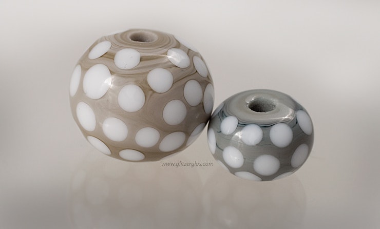 Grau Anlauffarbe mit weissen Dots. Bestellung Grau Anlauffarbe mit weissen Dots. Bestellung