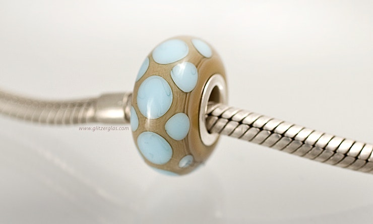 Modell: "Blue Dots". Pandora- und Trollbead-Style Perle. Kann in meinem Glasperlen-Online-Shop direkt gekauft werden. Modell: "Blue Dots". Pandora- und Trollbead-Style Perle. Kann in meinem Glasperlen-Online-Shop direkt gekauft werden.