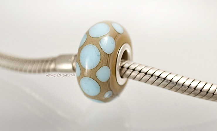 Modell: "Blue Dots". Pandora- und Trollbead-Style Perle. Kann in meinem Glasperlen-Online-Shop direkt gekauft werden.