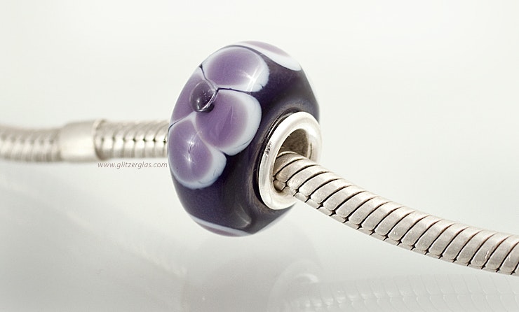 Modell: "Purple Flower". Pandora- und Trollbead-Style Perle. Kann in meinem Glasperlen-Online-Shop direkt gekauft werden.