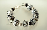 "Sweet-Grey" Armband auf Schmuckdraht mit verschiedenen Grau/schwarzen Glasperlen mit Karabiner Silber925  "Sweet-Grey" Armband auf Schmuckdraht mit verschiedenen Grau/schwarzen Glasperlen mit Karabiner Silber925