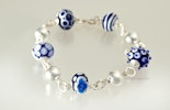 "Blubaju" Armband mit verschiedenen Glasperlen in Königsblau/weiss  "Blubaju" Armband mit verschiedenen Glasperlen in Königsblau/weiss