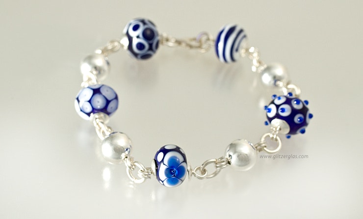 "Blubaju" Armband mit verschiedenen Glasperlen in Königsblau/weiss "Blubaju" Armband mit verschiedenen Glasperlen in Königsblau/weiss