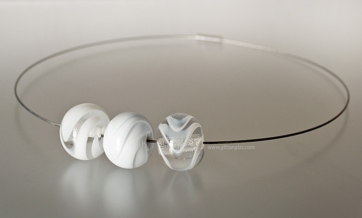 "Light and soft" chockers with 3 big glass beads. Order from Tobias. Bottmingen Basel-Land