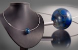 "Kronos1" Glasperle in Blauschillerfarben mit Halsreif (verkauft /Zürich) "Kronos1" Glasperle in Blauschillerfarben mit Halsreif (verkauft /Zürich)