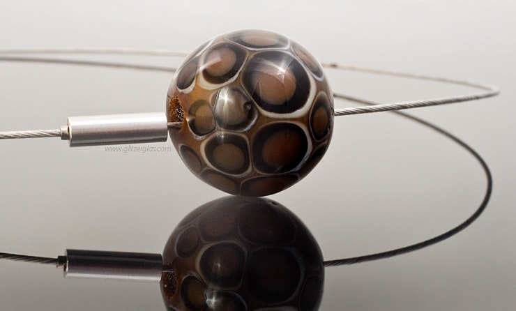 "Rehauge" Glasperle in brauntönen mit Halsreif "Rehauge" Glasperle in brauntönen mit Halsreif