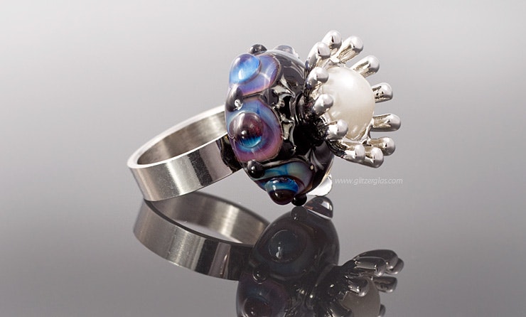 Fingerring mit Glasperle und Krone Fingerring mit Glasperle und Krone