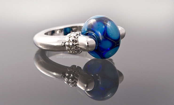 "Kronos2" Fingerring mit Blauer Schillerglasperle "Kronos2" Fingerring mit Blauer Schillerglasperle
