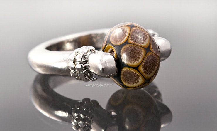 Modeschmuck-Fingerring mit Glasperle