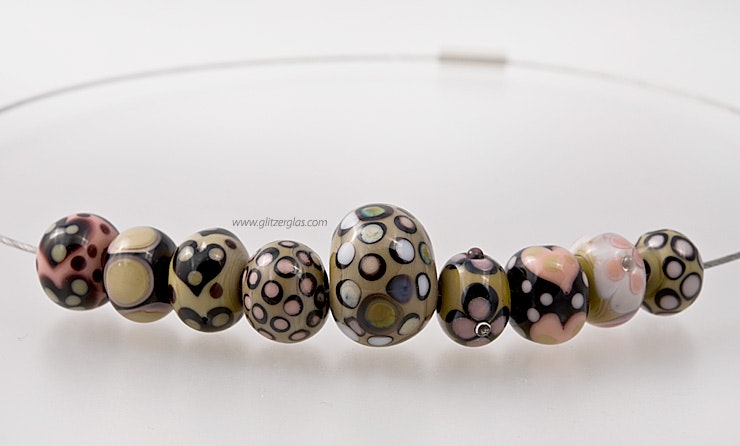 "Rosensand" Halsreif mit 9 Muranoglasperlen  "Rosensand" Halsreif mit 9 Muranoglasperlen