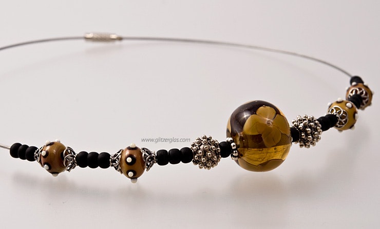 "Like-it" Halskette am Reif mit Glasperlen in Cognacfarben & Silber925-Zwischenteilen  "Like-it" Halskette am Reif mit Glasperlen in Cognacfarben & Silber925-Zwischenteilen
