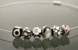 "Fidelio" 6er Set Glasperlen in schwarz/beige/weiss an Halsreif "Fidelio" 6er Set Glasperlen in schwarz/beige/weiss an Halsreif