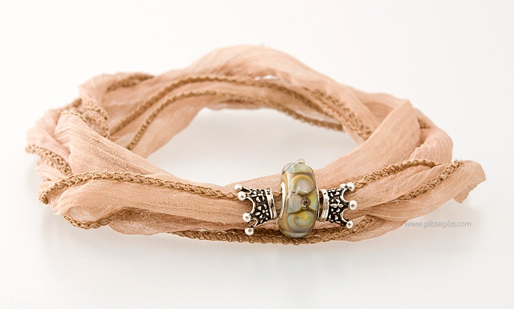 indischen Seidenarmband in beige mit Glasperle und Echtsilber-Krönchen 