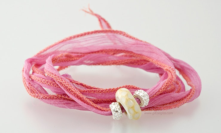 indisches Seidenarmband in rosa mit 1 Pandorastyle-Glasperle & 2 echt Silber 925 Perlen (verkauft)