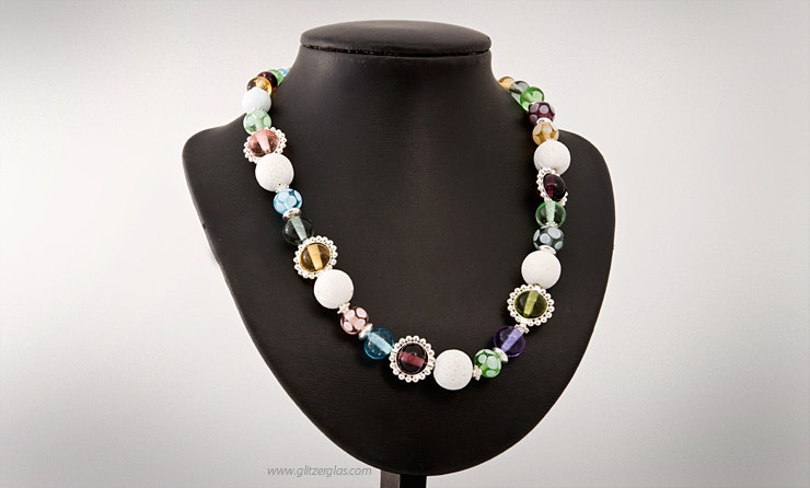 Halskette mit bunten Glasperlen, weissen Korallen und Echtsilberschmuck. Halskette mit bunten Glasperlen, weissen Korallen und Echtsilberschmuck.