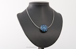 Halsreif mit blauer Glasperle. Bild 1 von 2 Halsreif mit blauer Glasperle. Bild 1 von 2