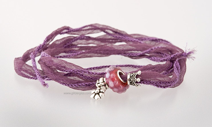 indisches Seidenarmband in violett mit einer Pandorastyle-Glasperle & 2 Echtsilber925 (verkauft)