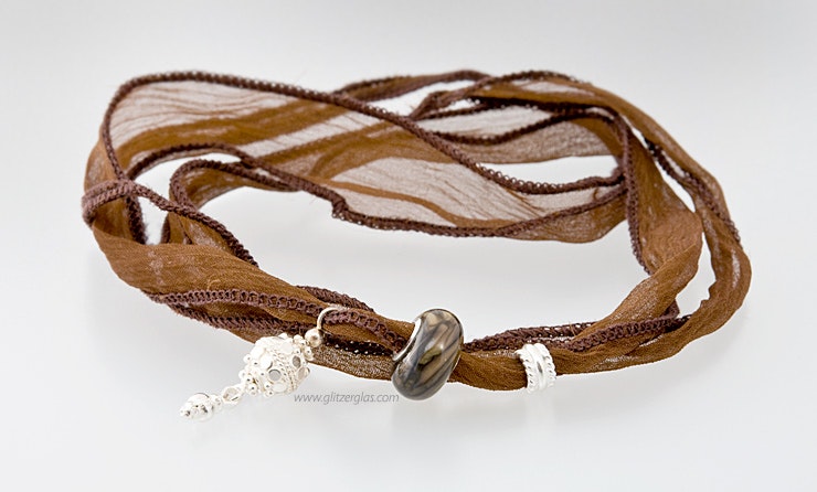 Indisches Seidenarmband in braun mit einer Pandora- und Trollbeadstyle-Glasperle & 2 Echtsilber925 Schmuckteilen (verkauft) Indisches Seidenarmband in braun mit einer Pandora- und Trollbeadstyle-Glasperle & 2 Echtsilber925 Schmuckteilen (verkauft)