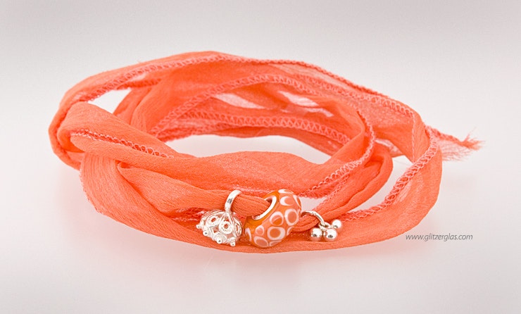 Indisches Seidenarmband dunkelorange mit Modulperle und Echtsilberschmuck. (verkauft)