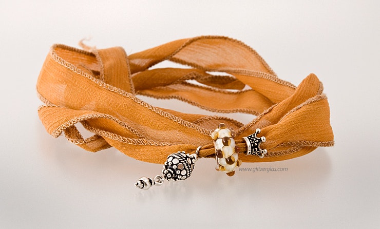Braunes Seidenarmband mit von mir handgefertigter Glasperle und Echtsilber 925 Schmuckstücken.(verkauft) Braunes Seidenarmband mit von mir handgefertigter Glasperle und Echtsilber 925 Schmuckstücken.(verkauft)