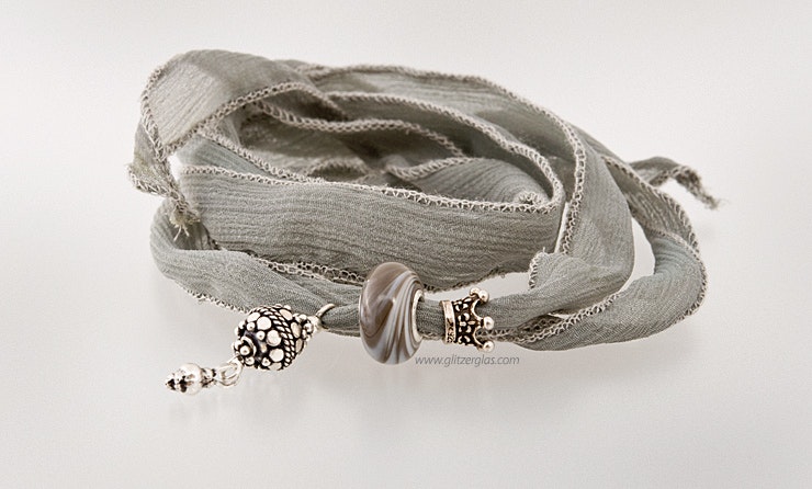 Graues Seidenarmband. Muranoglas-Glasperle und Echtsilberschmuck 925. lebt jetzt bei Regula in Basel :-) Graues Seidenarmband. Muranoglas-Glasperle und Echtsilberschmuck 925. lebt jetzt bei Regula in Basel :-)