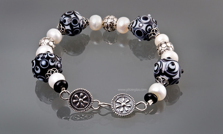 "bianco-Nero" Glasperlenarmband mit Süsswasserperlen und Silber 925 Länge 20cm