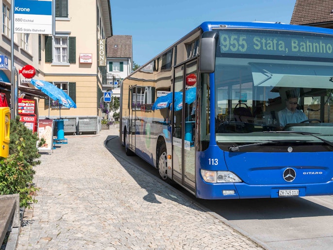NACH STÄFA FÄHRT DER BUS IM HALBSTUNDENTAKT NACH STÄFA FÄHRT DER BUS IM HALBSTUNDENTAKT