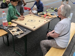 Verschiedene Generationen spielen zusammen  Verschiedene Generationen spielen zusammen