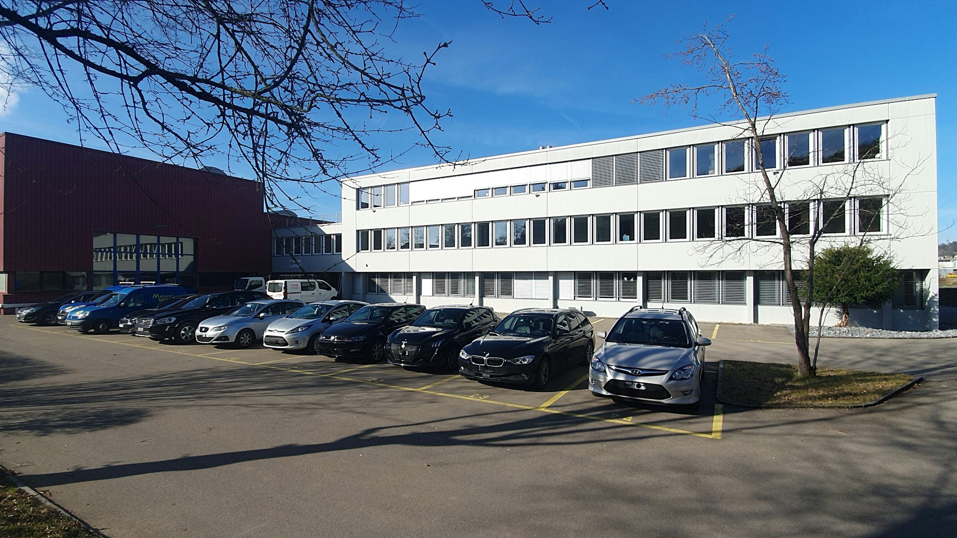 viele Parkplätze