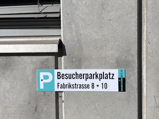 4 Besucherparkplätze