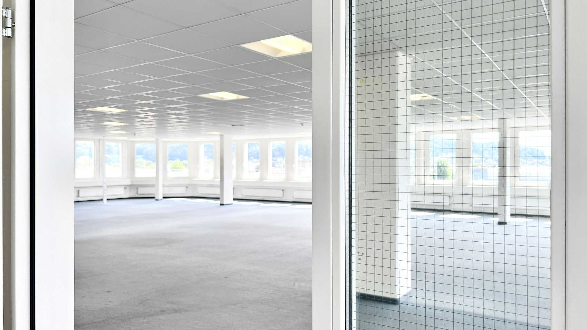 Blick vom Einzelbüro Richtung Grossraumbüro Blick vom Einzelbüro Richtung Grossraumbüro