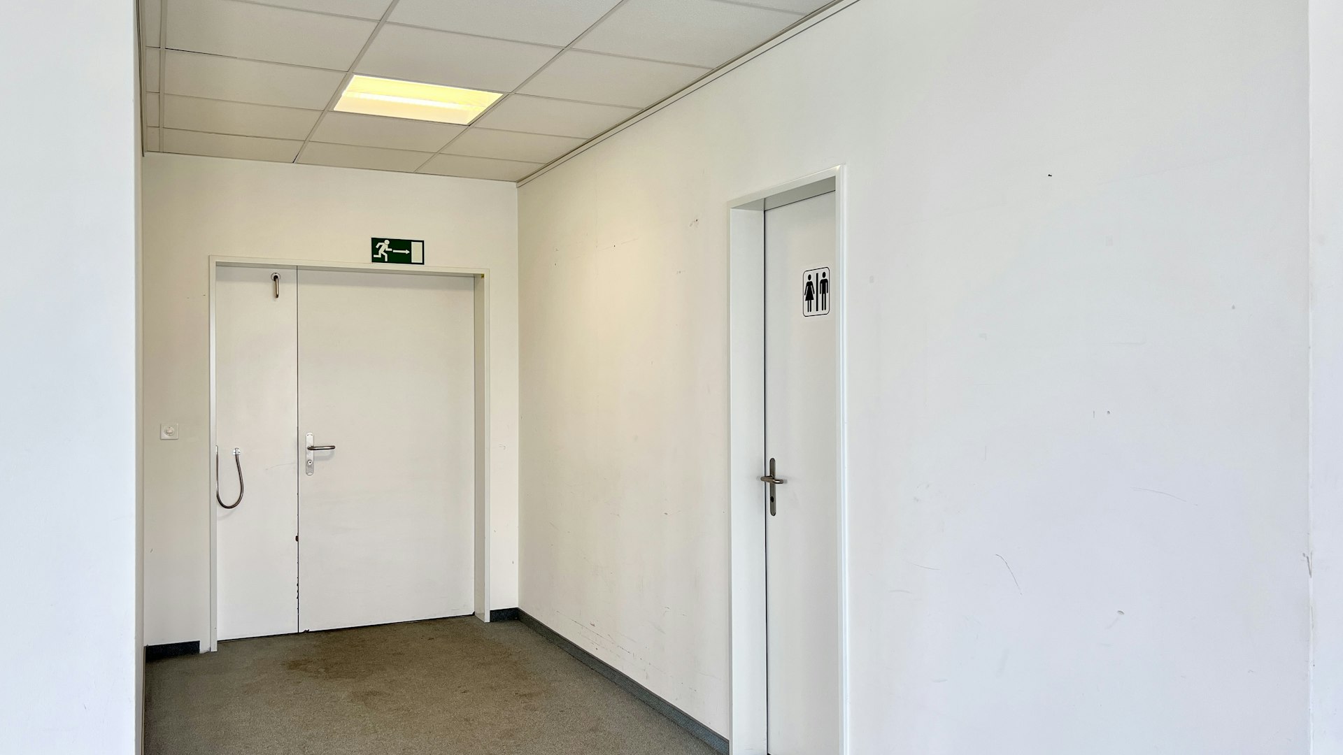 Eingang und Toiletten Eingang und Toiletten